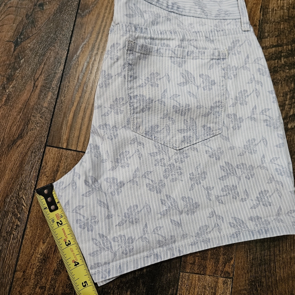 Old Navy Boyfriend Printed‎ Denim Shorts. Size 4 - Picture 6 of 7